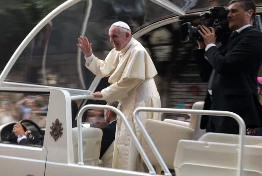 Papa Francesco a Palermo, “giornata stancante ma bella”. E ai giovani, “sognate in grande”