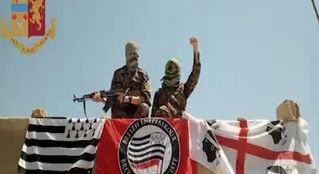 Terrorismo, indagato combattente straniero italiano. Stava tornando in Siria