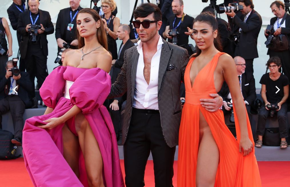 Mostra del Cinema di Venezia, sul Red Carpet dopo gli spacchi sfila la solidarietà