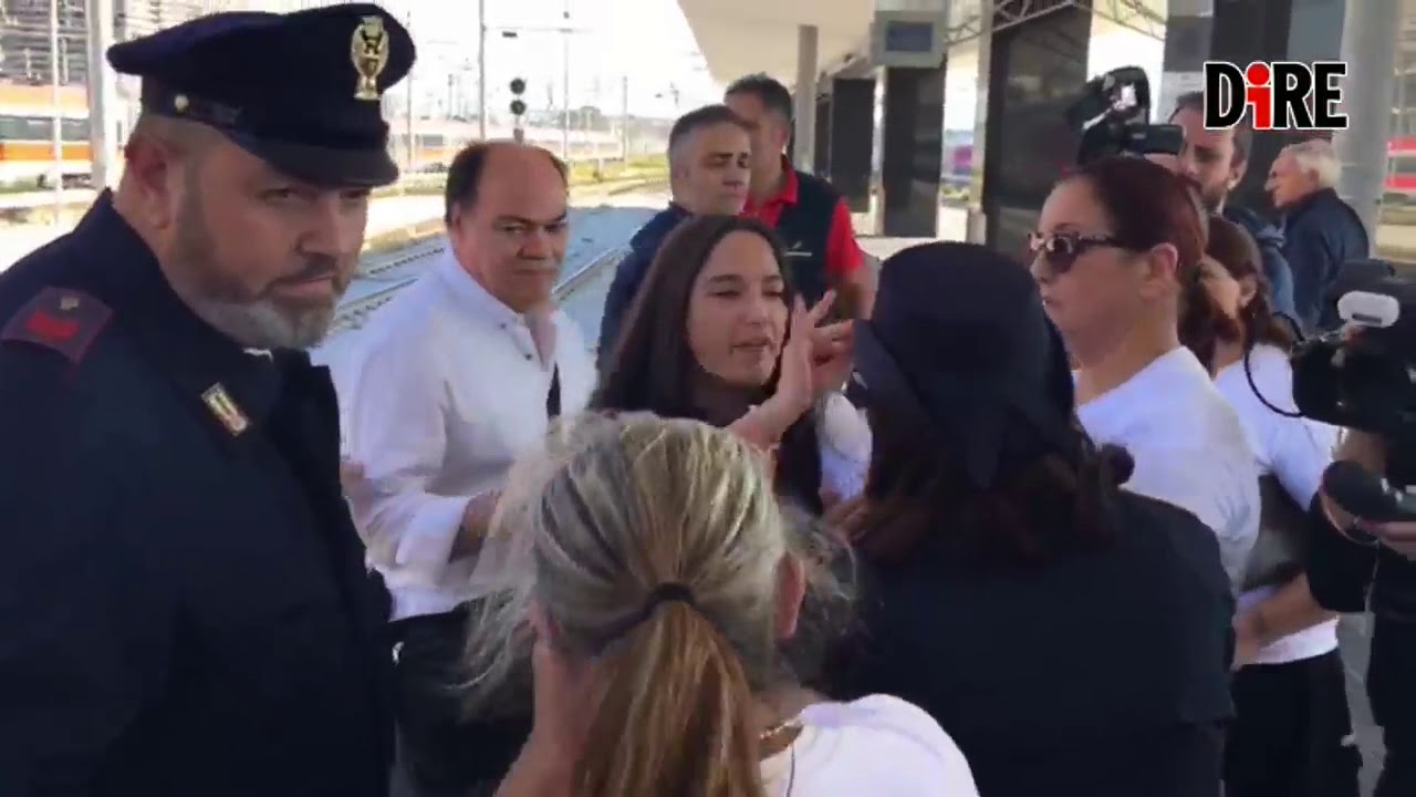 Italiani scomparsi in Messico, familiari occupano binari stazione centrale di Napoli [VIDEO]