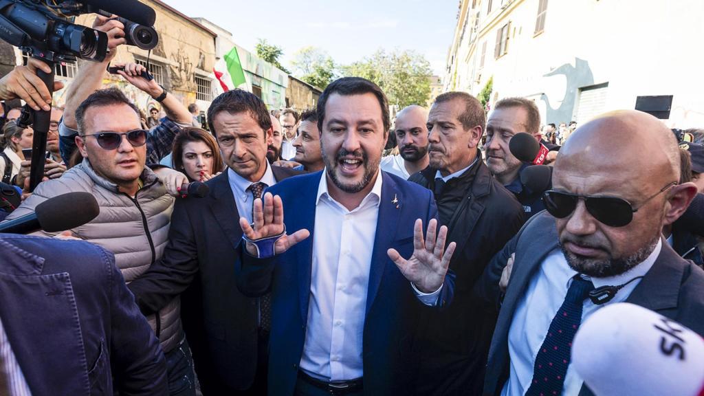 Salvini contestato a San Lorenzo, una residente: “Quelli sono sciacalli, il quartiere è con voi” [VIDEO]