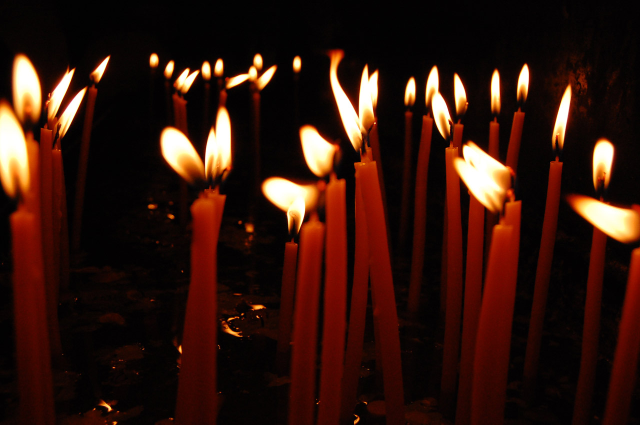 Горящие свечи в церкви. Свечи в храме. Горящие свечи в храме. Много свечей. Красные свечи в храме.
