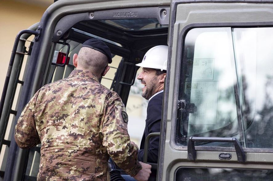 Salvini col caschetto sale sulla ruspa per demolire la villa dei Casamonica [VIDEO]