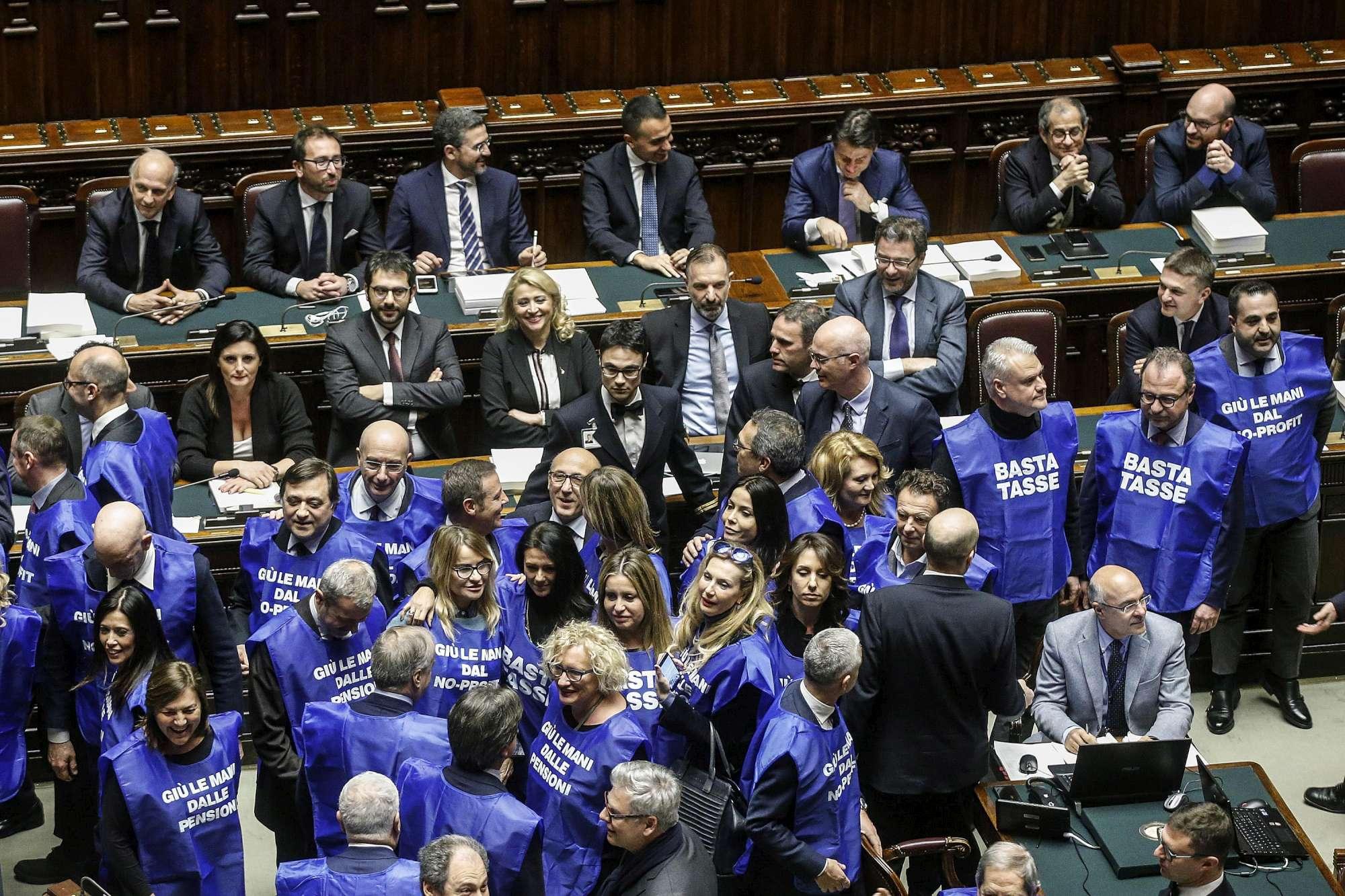 Berlusconi, “da gennaio gilet azzurri in tutta Italia contro il governo gialloverde”
