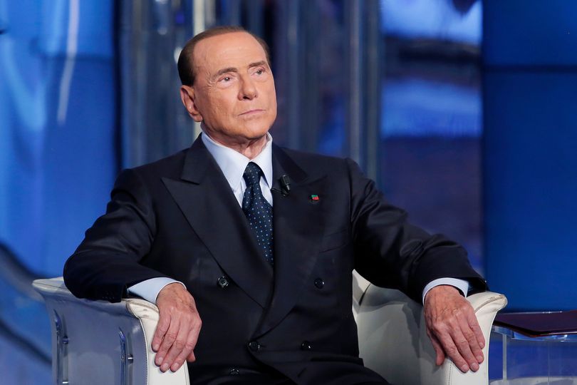 Berlusconi e l’illusione del reddito di cittadinanza, “non ci sono soldi”