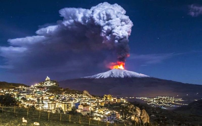 Terremoto, nuovo sciame sismico sull’Etna: colonna di fumo visibile da lontano [VIDEO]
