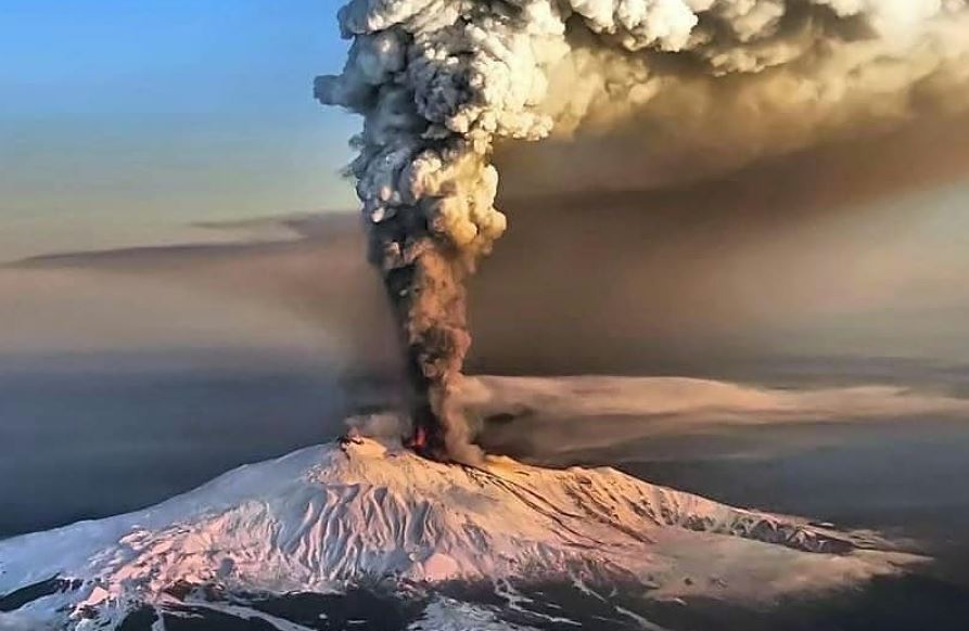 LA TERRA TREMA ANCORA | Nuove scosse nel catanese, continua l’eruzione dell’Etna