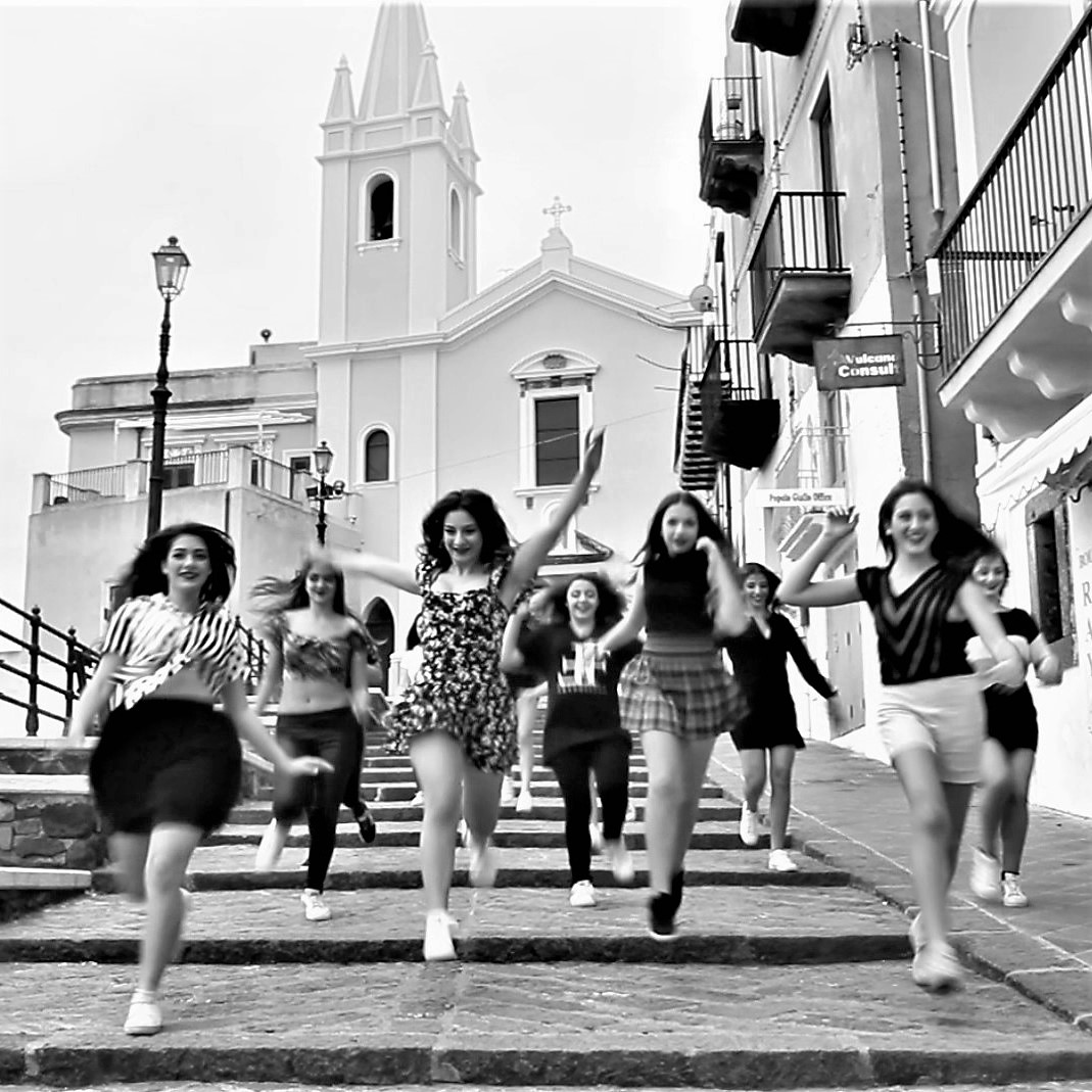 FRANGILUNA | La casa di moda italiana con sede a Santo Domingo produce il videoclip musicale alle Isole Eolie Sicilia
