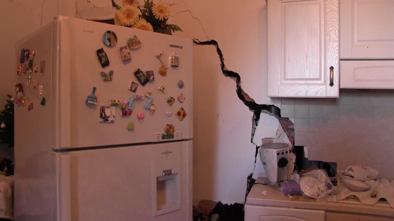Terremoto a Catania, dentro la casa distrutta: “Squarciata dal sisma” [VIDEO]