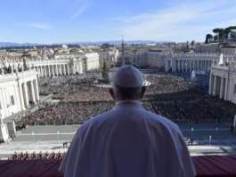 Papa Francesco parla alla folla riunita in piazza San Pietro