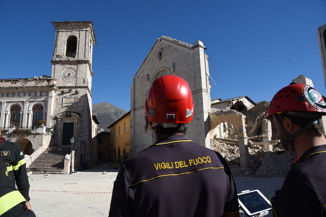 «Vigili del fuoco eroi sottopagati: meritano subito stipendi più alti»