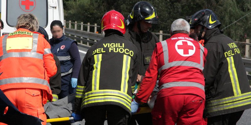 Una ragazza di 21 anni è morta nel bagno di un bar di Roma, accanto al corpo una siringa