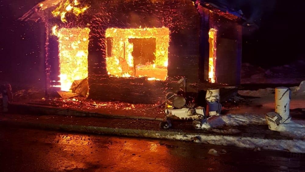 Vulcano Etna, in fiamme il bar “Grillo Parlante”. Non si esclude matrice dolosa