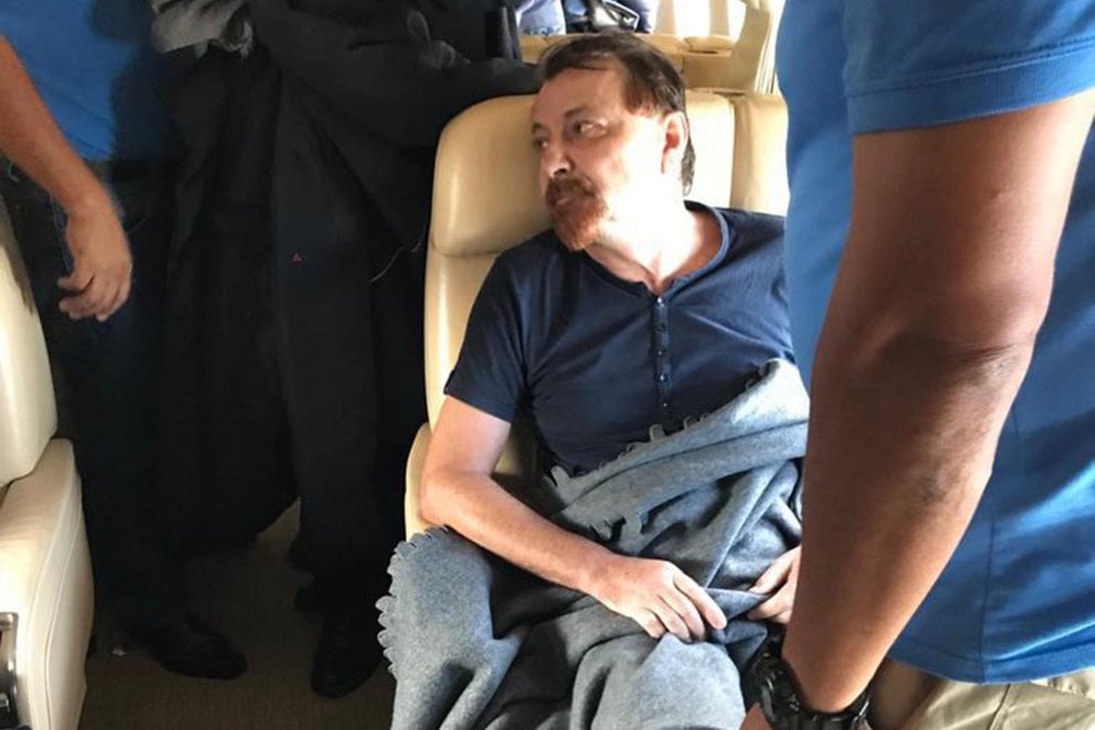 ESTRADIZIONE LAMPO | “E’ fatta”, Cesare Battisti già in volo verso l’Italia [FOTO]