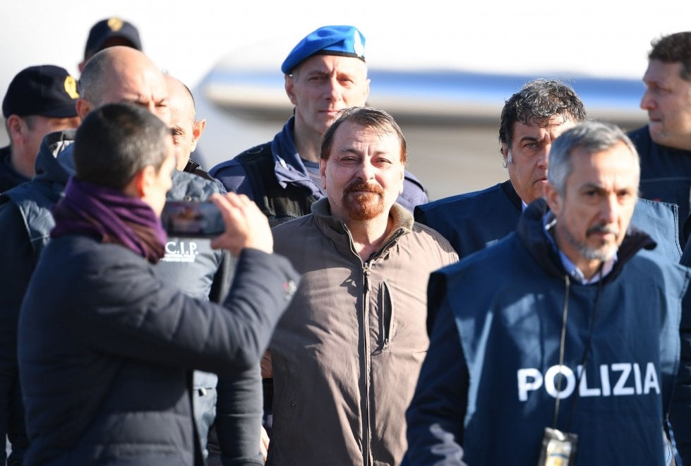IL VIDEO DELL’ARRIVO DI CESARE BATTISTI IN ITALIA