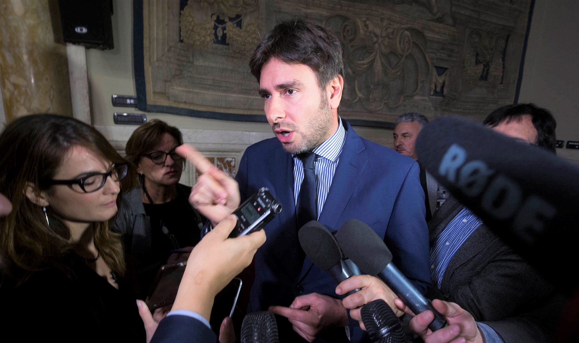 Venezuela, Di Battista: “Firmare ultimatum Ue è una stronzata”. Salvini, “parli a vanvera”