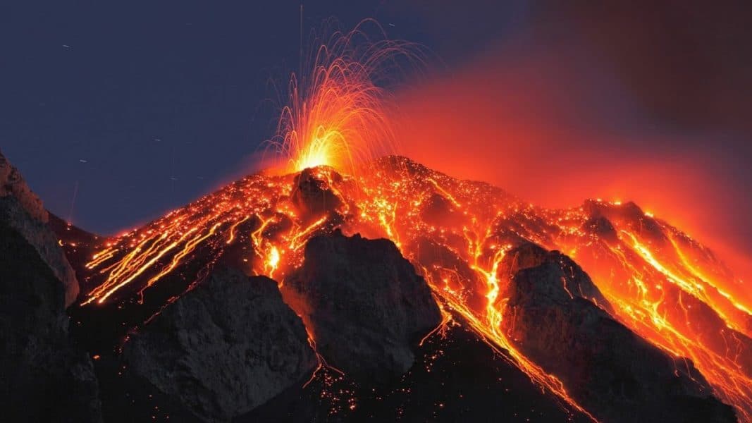 Giappone, vulcano in eruzione sull’isola di Kuchinoerabu