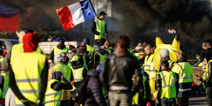 Se i gilet gialli fanno male a Parigi: perdite nel settore del turismo e teatri in crisi