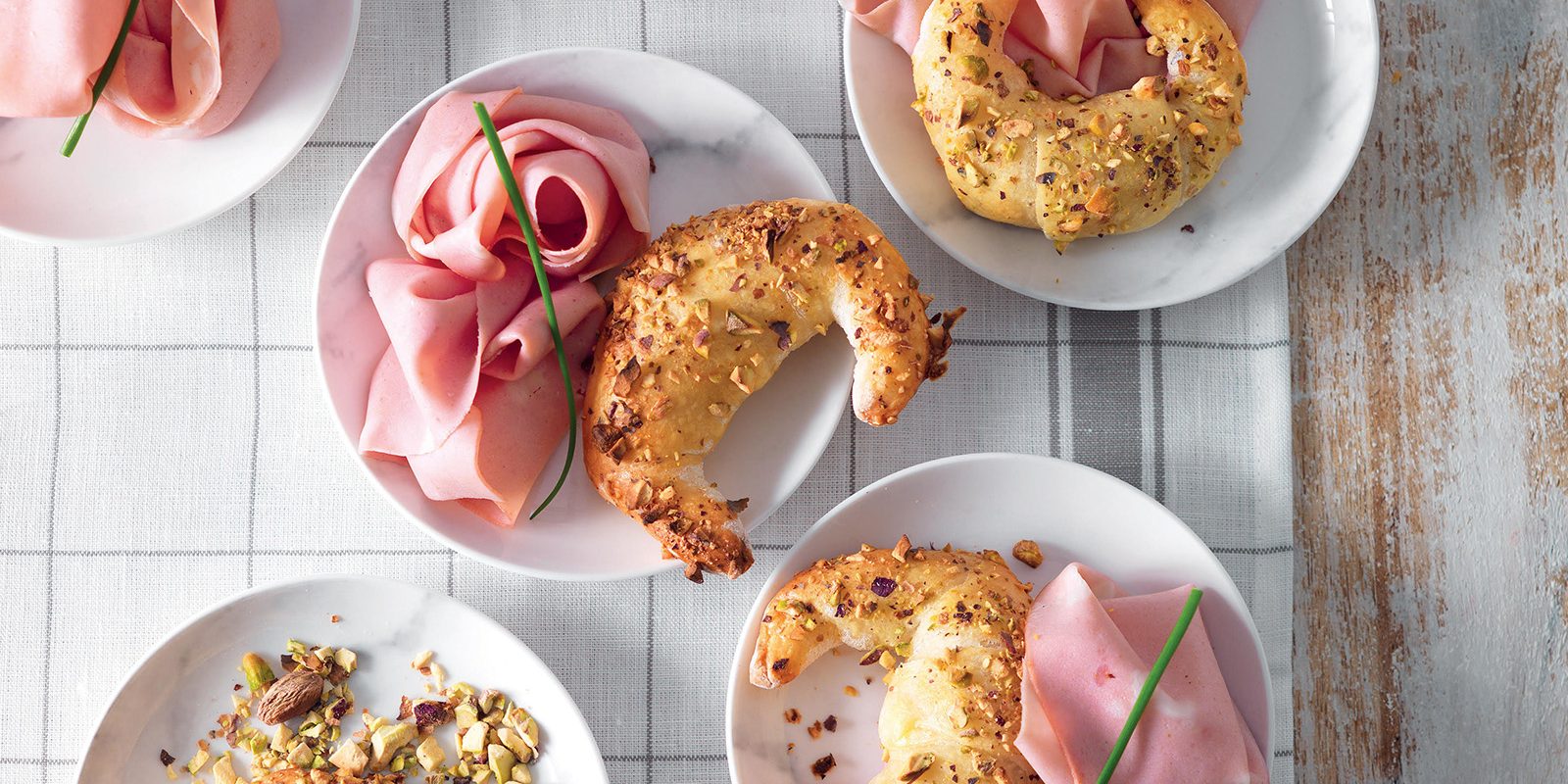 UN CLASSICO… RIVISITATO | Croissant di pane al pistacchio con Mortadella Bologna IGP