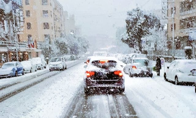 Genova, tempesta di neve: traffico in tilt, strade bloccate [VIDEO]