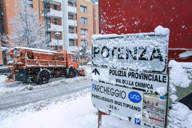Maltempo in Basilicata, le immagini dell’incessante nevicata a Potenza [VIDEO]