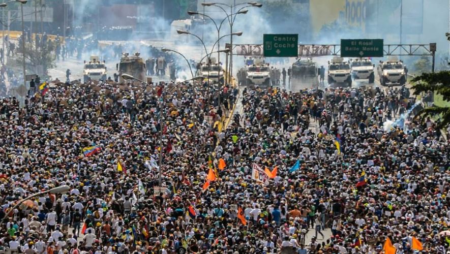 “BASTA DITTATURA!” | Venezuela, decine di migliaia di persone in piazza: 7 morti, lacrimogeni contro i manifestanti [VIDEO]