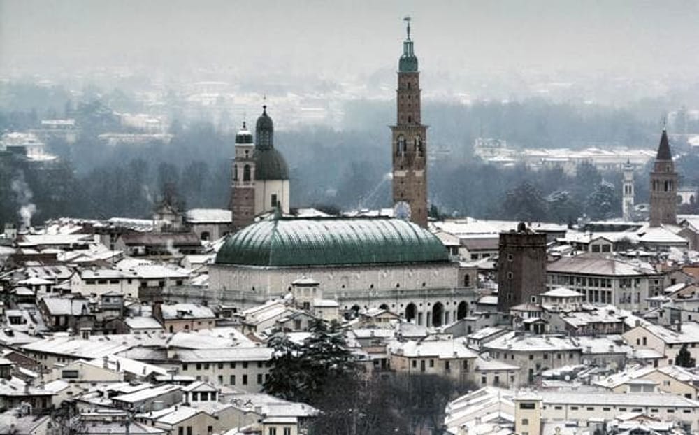 Vicenza imbiancata dalla neve, 850 quintali di sale contro il ghiaccio sulle strade