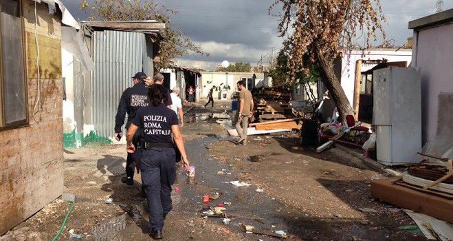 Roma, i vigili non vogliono più presidiare i campi rom: “Subiamo continue aggressioni”