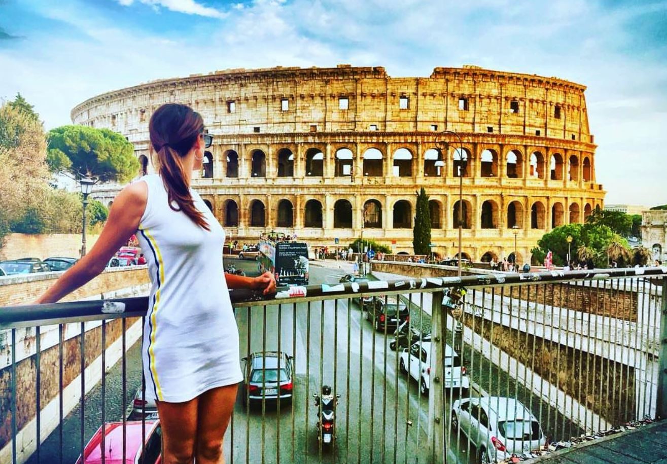 Sei in vacanza da sola a Roma? Con mille euro puoi affittarti un fidanzato (e un fotografo)