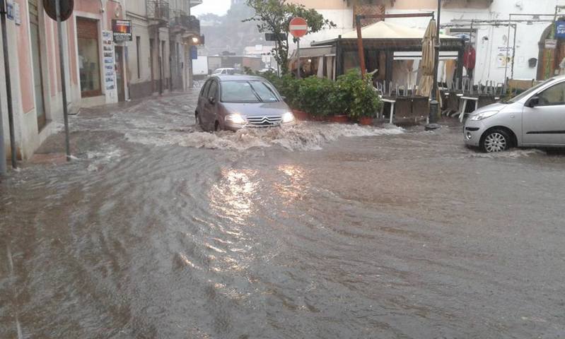 Eolie flagellate dal maltempo, lunedì scuole chiuse a Siracusa e Napoli