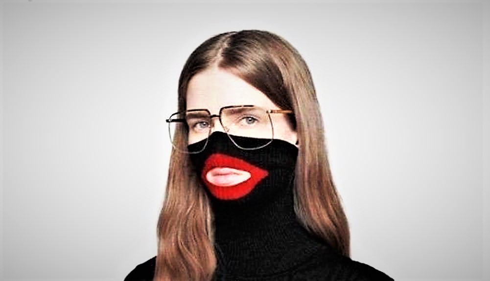 Maglione dolcevita Gucci con labbra rosse, ritirato dai negozi perché “razzista”