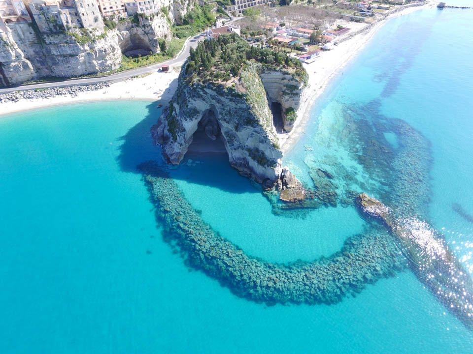 La spiaggia di Tropea in Calabria come non l’avete mai vista [VIDEO 4K]