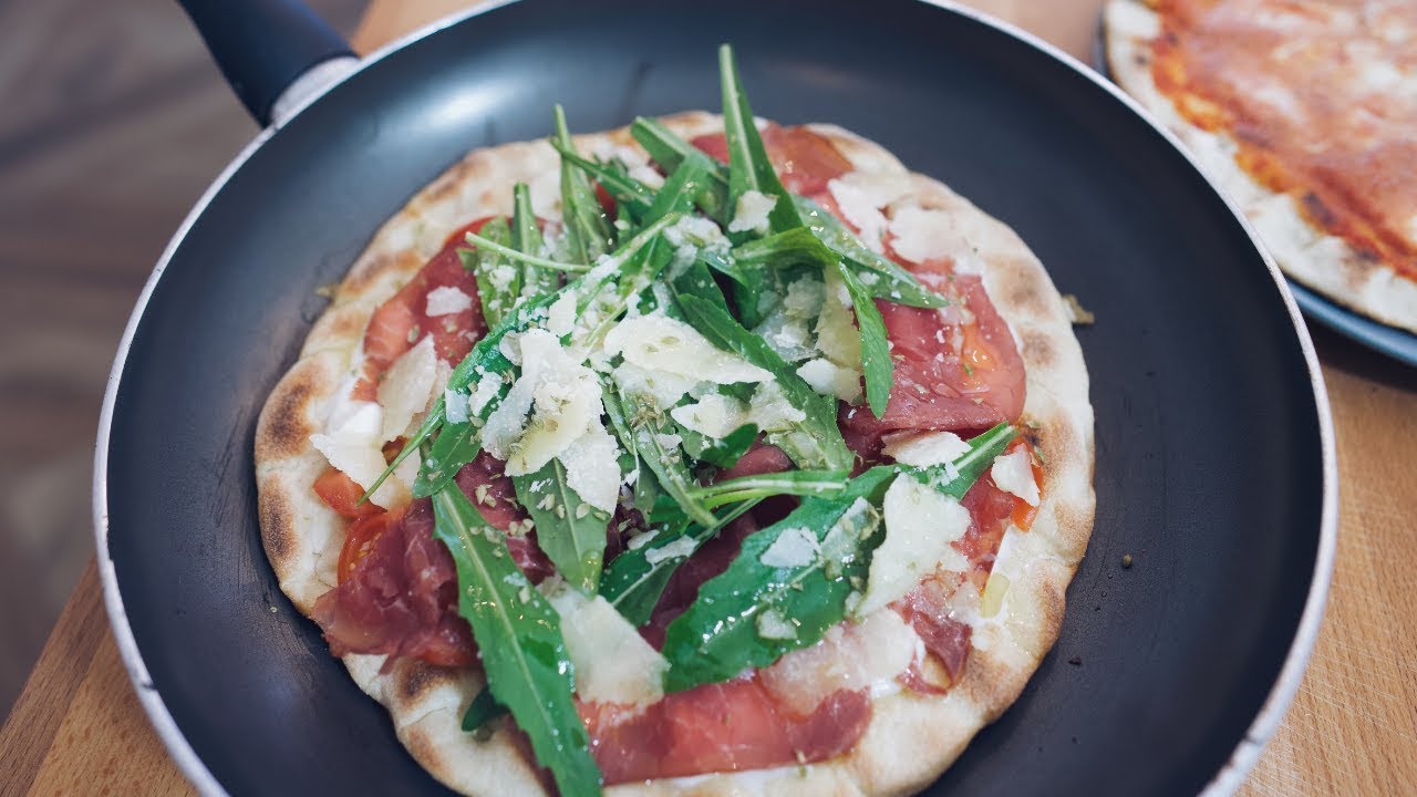 Pizza in padella, ricetta veloce senza forno [VIDEO]