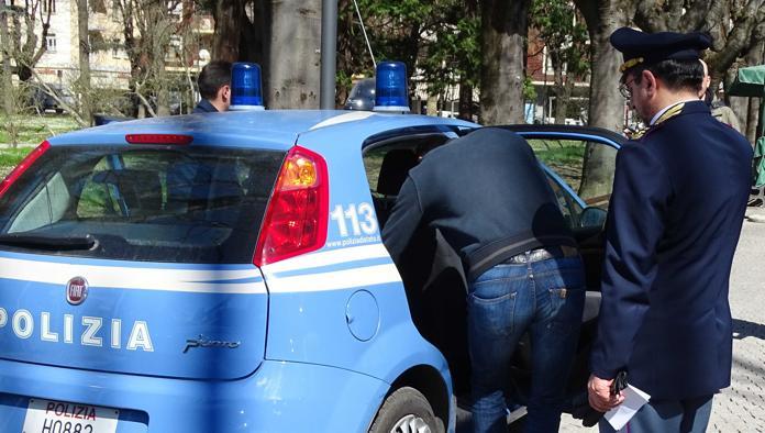 Sesso con la ex perché le aveva prestato mille euro, ora è ai domiciliari