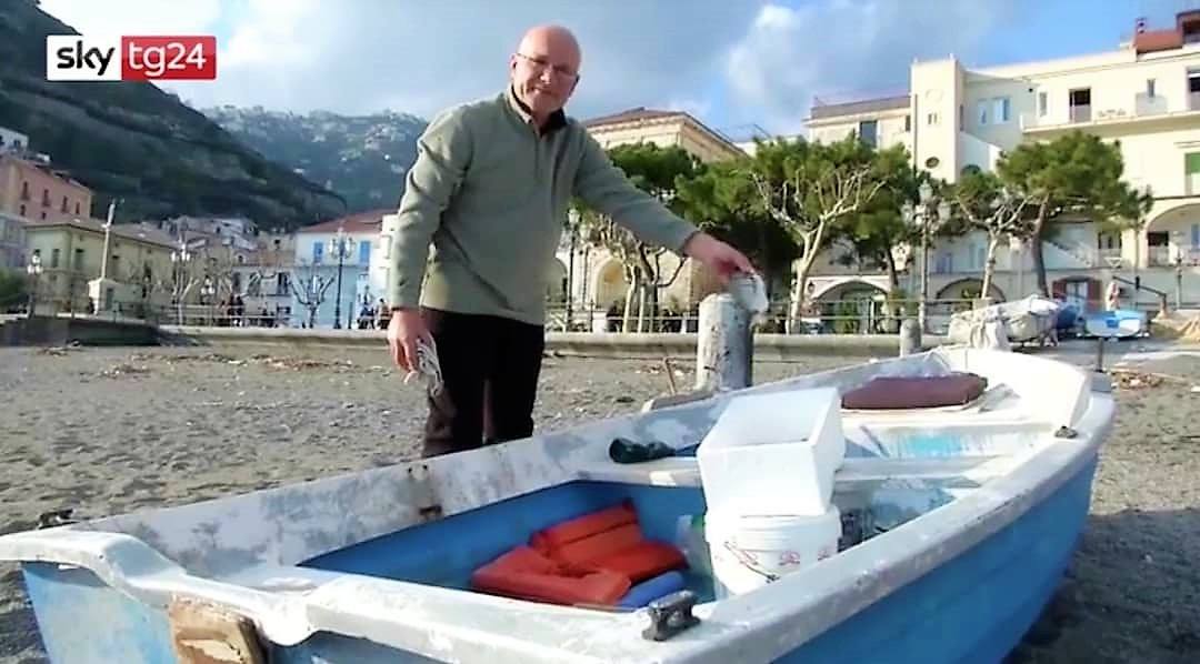 VIDEO | “Polpo di cittadinanza” in Costiera Amalfitana, un pescatore sfama i più poveri