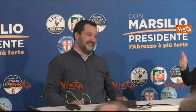 VIDEO | Pescara, Salvini e Meloni mimano il verso di Berlusconi in conferenza