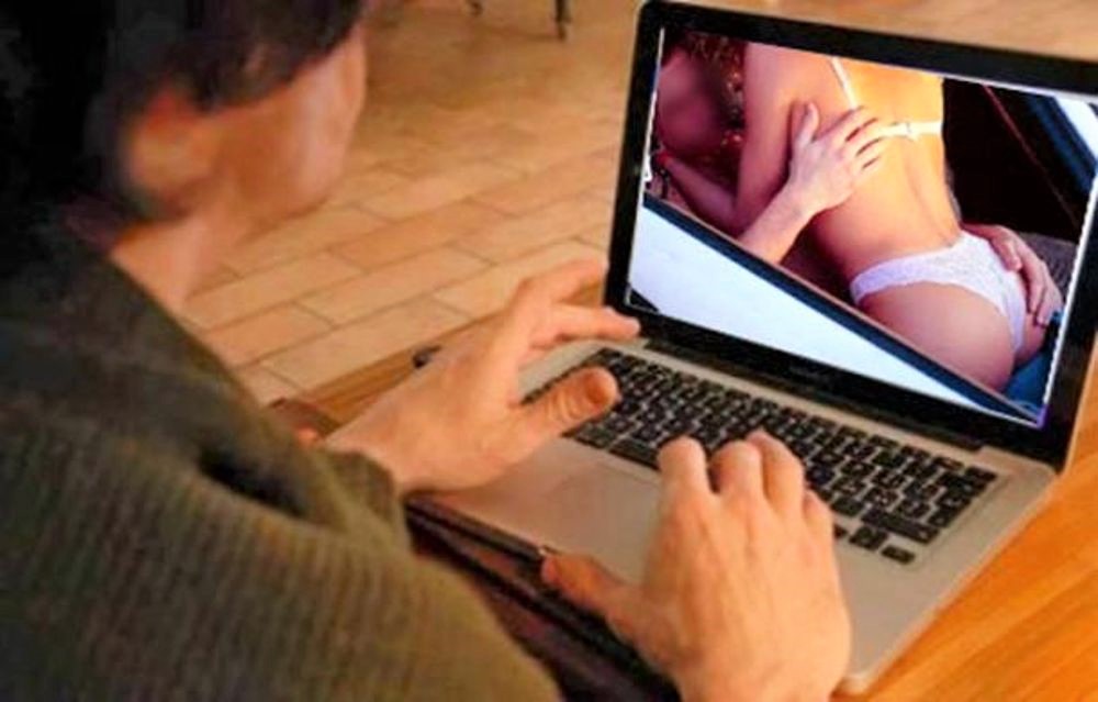 Minorenni fanno sesso in pubblico in un video diventato virale, indagini in corso