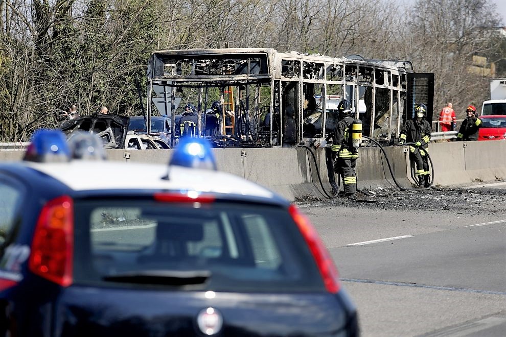 TERRORE A MILANO | Senegalese con precedenti penali dà fuoco a un bus pieno di studenti, arrestato [VIDEO]