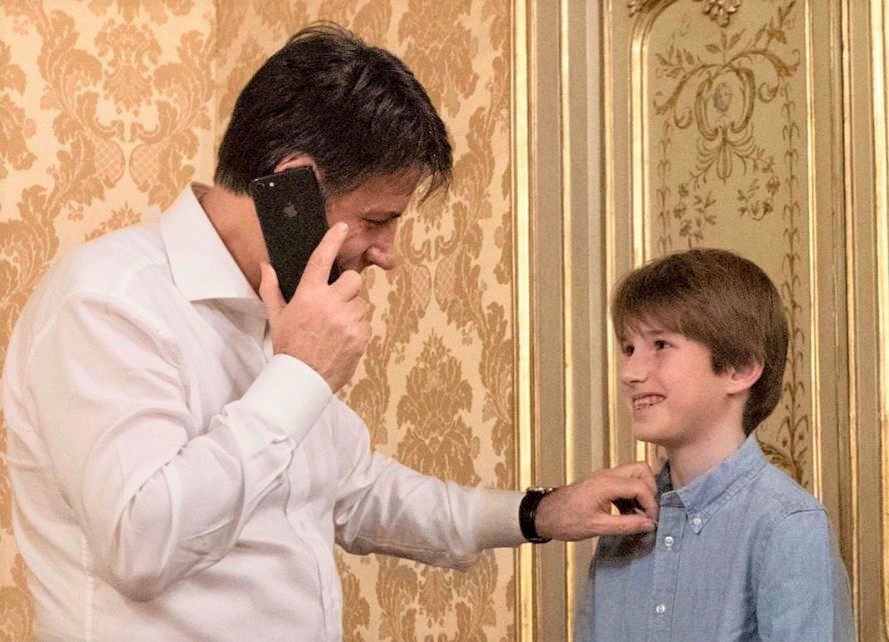19 marzo, festa del papà: Conte posta una foto con suo figlio, “cercare di essere sempre”