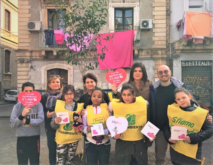 Catania, piantate le radici del futuro: piccoli giardinieri affidano ai residenti la cura degli alberi