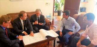 Montevideo - Ricardo Merlo con il Direttore Vignali durante l'incontro con i responsabili del progetto per il nuovo Consolato