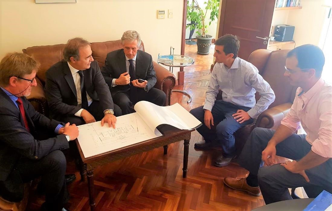 Montevideo - Ricardo Merlo con il Direttore Vignali durante l'incontro con i responsabili del progetto per il nuovo Consolato