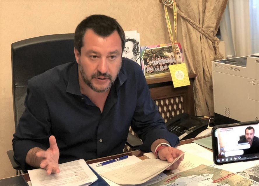 Mercantile dirottato verso Malta, Salvini: “Pirati, non entrano” [VIDEO]