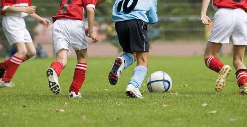 Calcio giovanile, Fdi: “Daspo ai genitori hooligans”