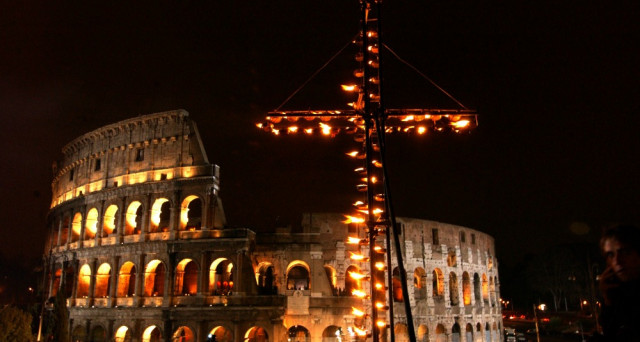 Pasqua, la Via Crucis al Colosseo con Papa Francesco