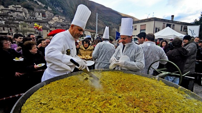 Ecco la frittata più grande del mondo, cucinata con 2700 uova e 70 kg di tartufo made in Italy