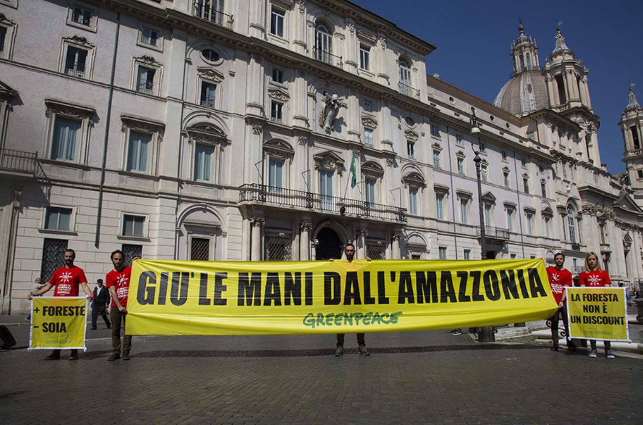 Greenpeace protesta di fronte all’Ambasciata brasiliana a Roma, solidarietà agli indigeni dell’Amazzonia