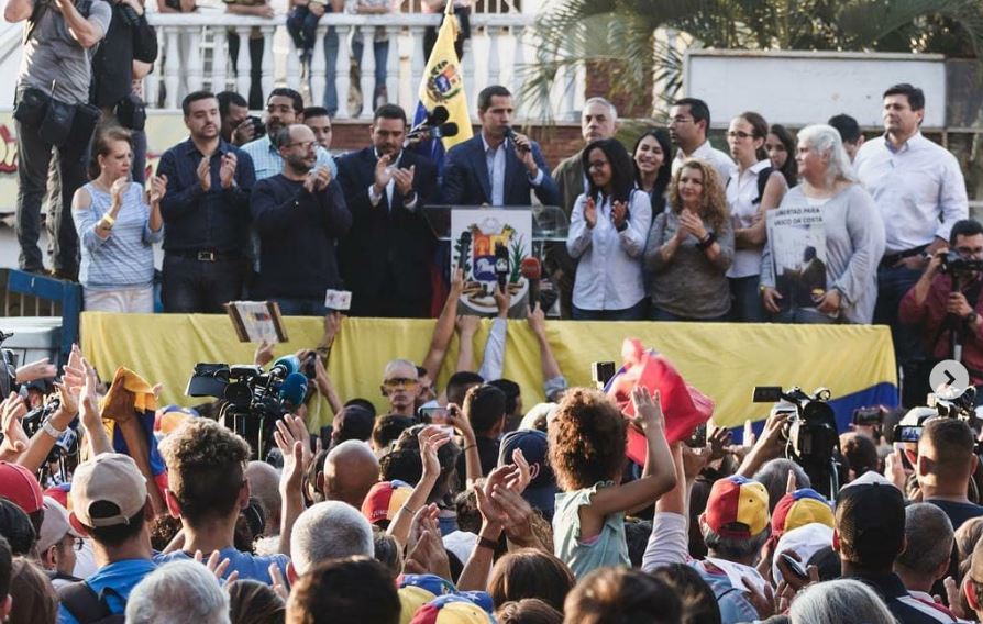 Venezuela, in migliaia a Caracas contro Maduro. Guaidò annuncia, “incontro mondiale nel Paese” [VIDEO]