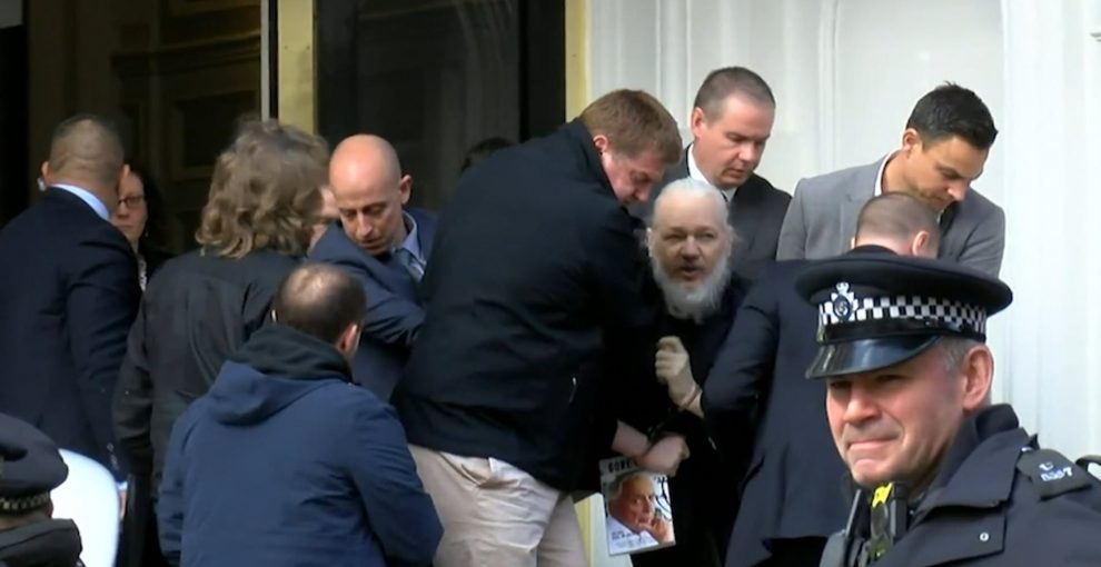 Arrestato Julian Assange, Sottosegretario Di Stefano: “Non può essere lasciato a marcire in galera”