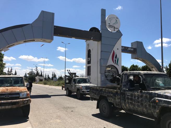 Libia a un passo dalla guerra, la Ue: “Cessare subito tutte le operazioni militari”